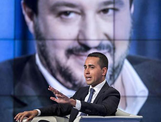 Luigi Di Maio; sullo schermo Matteo Salvini